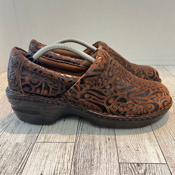 BOC Born Concept Women's Brown Peggy Tooled Leather Clogs Shoes Size 8.5M - Picture 1 of 10